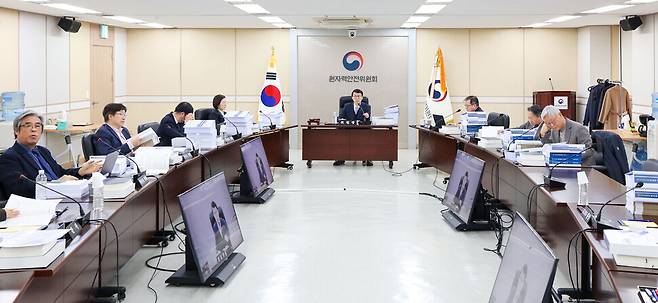 최원호 원자력안전위원회 위원장(가운데)이 지난달 15일 서울 중구 원안위 회의실에서 229회 원안위 회의를 열어 발언하고 있다. 원안위 제공