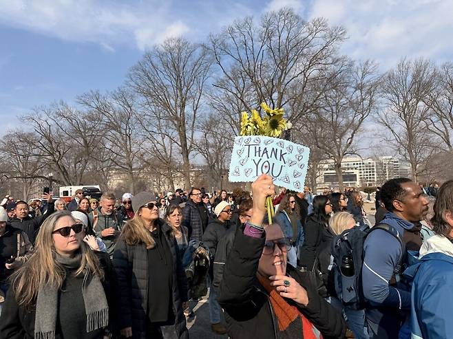 델라웨어주 밀턴에서 전날 남편과 함께 워싱턴에 왔다는 데비 에반스(54)는 11일(현지시각) 미 의회 앞에서 순례단을 맞은 뒤 꽃과 ‘THANK YOU’ 팻말을 들고 한참을 뒤따라 걸었다. 특정 종교가 없다는 그는 한겨레에 “소셜미디어로 스님들을 계속 지켜봤다”며 “이 시대에 꼭 필요한 깊은 울림을 주고 있다”고 말했다. 워싱턴/김원철 특파원