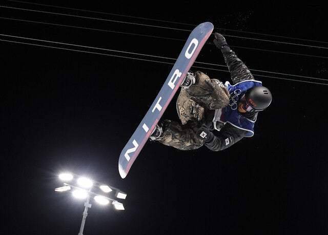 이채운이 12일(한국시각) 이탈리아 리비뇨 스노파크에서 열린 2026 밀라노·코르티나담페초 겨울올림픽 스노보드 남자 하프파이프 예선에 출전해 경기를 펼치고 있다. 리비뇨/연합뉴스