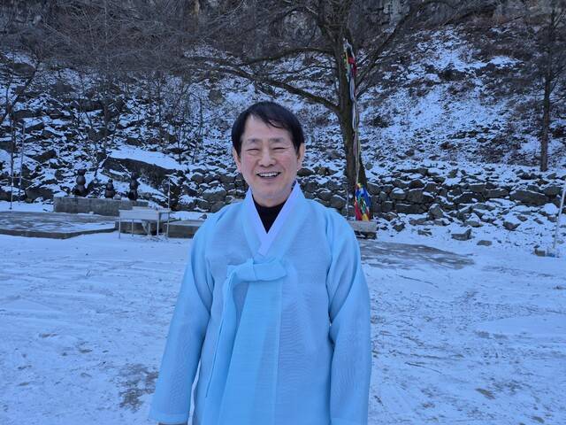 지난 9일 광주 굿당 보성사에서 전남도 지정 무형유산 화순 능주 씻김굿 보유자 조웅석씨가 굿과 얽힌 이야기를 하며 웃고 있다.                                                     정대하 기자