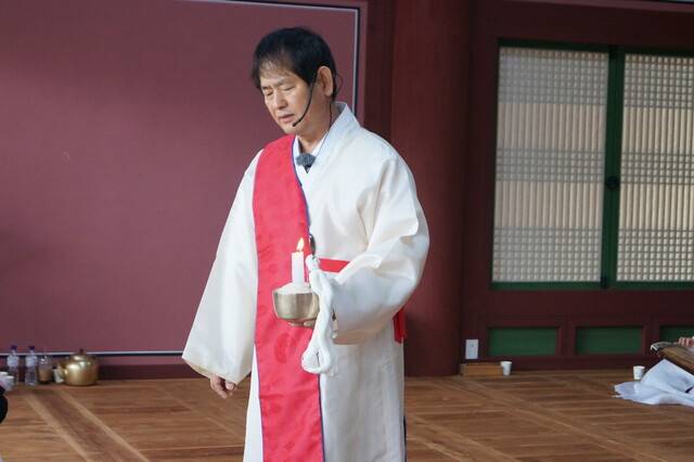 전남도 지정 무형유산 능주씻김굿 보유자 조웅석씨가 굿 의례를 주재하고 있다. 능주씻김굿보존회 제공