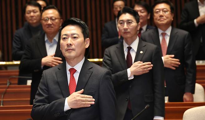 장동혁 국민의힘 대표가 12일 국회에서 열린 의원총회에서 국민의례를 하고 있다. 윤운식 선임기자 yws@hani.co.kr