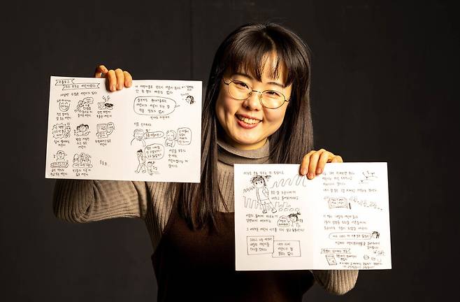비정규직 예술노동자인 일러스트레이터 이다 작가가 2월 4일 인터뷰를 위해 한겨레를 찾아 자신의 원화 콘티를 들고 사진을 찍고 있다. 김진수 선임기자