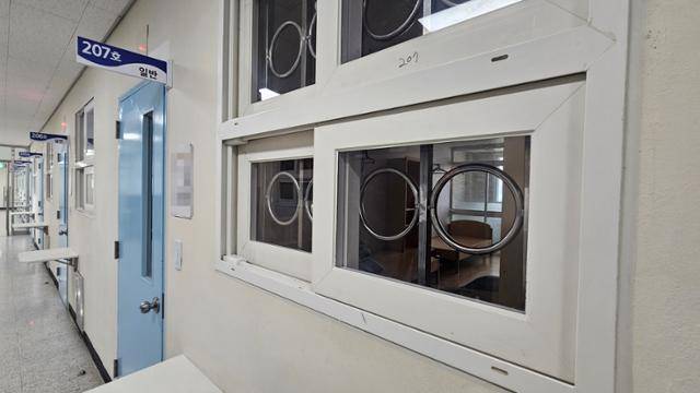 전북 전주송천중고등학교(전주소년원) 생활관은 복도형 구조로 한쪽 벽을 따라 독거실, 혼거실이 일렬로 배치돼 있다. 방 내부에는 침대와 책상, 화장실 등 이 갖춰져 있으며, 작은 창문에는 보안 강화를 위해 원형 철제 구조물이 설치돼 있다. 전주=김혜지 기자