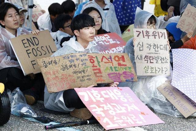 2023년 9월 15일 강원 삼척시에서 열린 기후파업 참가자들이 화석연료 퇴출을 촉구하고 있다. 참가자들은 미래세대의 생존권을 위협하는 신규 석탄 발전을 멈출 것을 요구하며 직접 행동을 벌였다. 청소년기후행동 제공