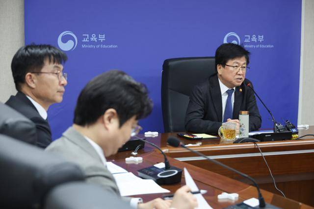 최교진 교육부 장관이 12일 정부세종청사에서 신학기 준비 점검단 회의를 주재하고 있다. 이날 회의에서 최 장관은 17개 시·도 부교육감과 영상회의를 통해 고교학점제, 민주시민교육 추진, 학생맞춤형 통합지원 체계 구축 등과 관련한 준비 상황을 점검했다. 연합뉴스