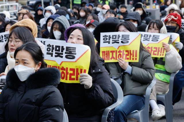 지난달 26일 서울 여의도 국회의사당 앞에서 열린 대한초등교사협회 주최 학생맞춤형통합지원법(학맞통법) 폐지 촉구 집회에서 참석 교사 및 학부모 등이 구호를 외치고 있다. 협회 측은 "현재 발의된 학맞통법은 복지 사각지대 해소라는 미명 아래, 복지 발굴과 관리의 모든 책임을 학교와 교사에게 떠넘기는 독소 조항을 담고 있다"고 주장했다. 뉴스1