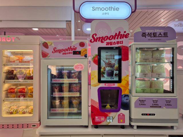 12일 오픈한 CU 성수디저트파크점의 '리얼 과일 스무디' 냉장고와 스무디 기계. CU는 지난해 6월 수도권 70여 매장에 셀프 스무디 기계를 도입했다. 최나실 기자
