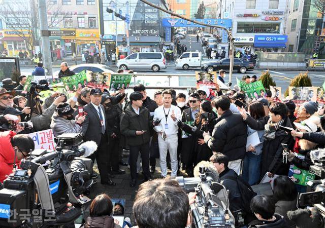 한국사 강사 출신 보수 유튜버 전한길씨가 12일 서울 동작경찰서에 피의자 신분으로 출석하면서 기자들의 질문에 답하고 있다. 왕태석 선임기자