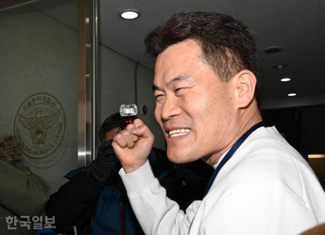 이재명 대통령과 김현지 청와대제1부속실장에 대한 허위 사실을 유포한 혐의로 고발된 한국사 강사 출신 보수 유튜버 전한길씨가 12일 서울 동작경찰서에 피의자 신분으로 출석하기 직전 지지자를 향해 주먹을 쥐어 보이고 있다. 왕태석 선임기자