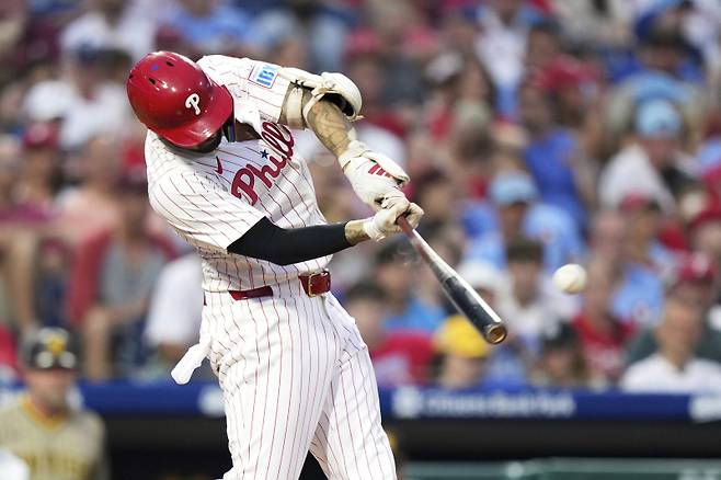 <yonhap photo-2037=""> Philadelphia Phillies' Nick Castellanos hits a home run against San Diego Padres pitcher Matt Waldron during the fifth inning of a baseball game Monday, June 30, 2025, in Philadelphia. (AP Photo/Matt Slocum)/2025-07-01 09:13:26/ <저작권자 ⓒ 1980~2025 ㈜연합뉴스. 무단 전재 재배포 금지, AI 학습 및 활용 금지></yonhap>