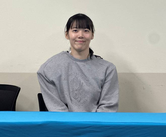 GS칼텍스 유서연이 11일 열린 페퍼저축은행과의 홈 경기에서 승리 후 인터뷰를 하며 환하게 웃고 있다. 장충=이형석 기자