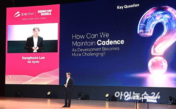 이승훈 SK하이닉스 부사장이 11일 서울 강남구 코엑스에서 열린 세미콘 코리아 2026에서 기조 연설을 하고 있다.[사진=곽영래 기자]