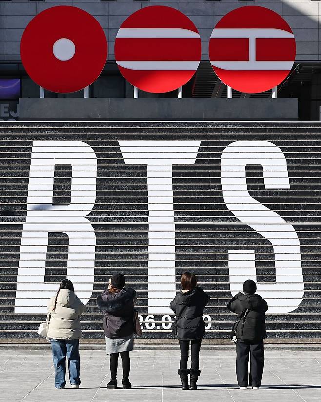 서울 세종문화회관 계단에 설치된 BTS 컴백 홍보물. 새 앨범 ‘아리랑’은 3월 20일 발매된다. [연합뉴스]