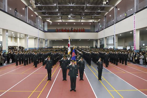 지난해 11월 전북 익산 육군부사관학교에서 열린 2025-4기 현역과정 육군 부사관 임관식에서 신임 부사관들이 경례하고 있다. 사진 육군, 연합뉴스