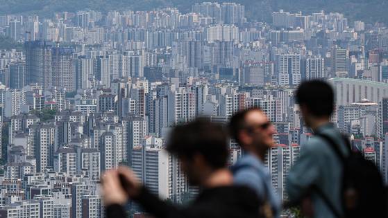 사진은 서울 남산에서 바라본 아파트 단지 모습. 뉴스1