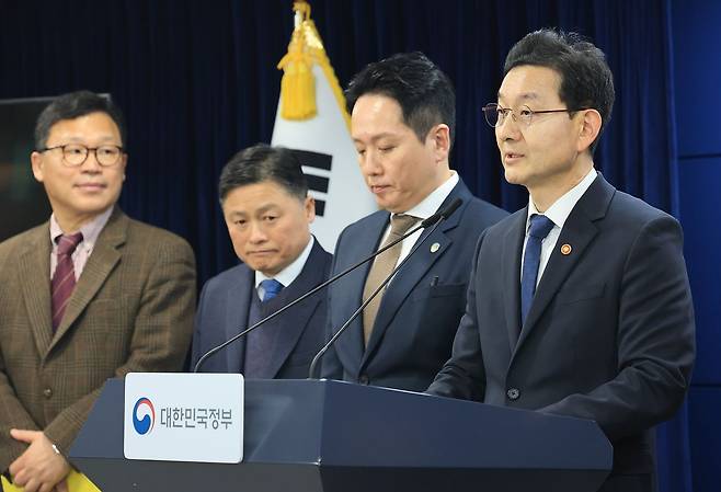 윤창렬 국무조정실장이 12일 서울 종로구 정부서울청사에서 헌법존중 정부혁신 TF 조사결과 발표를 하고 있다. 뉴스1