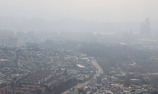 ▲ 미세먼지와 초미세먼지 농도가 ‘나쁨’ 수준을 보인 12일 서울 남산에서 바라본 시내가 뿌옇다. 연합뉴스