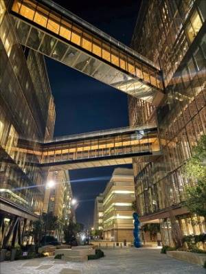 늦은 밤에도 불이 환하게 켜진 오픈AI 본사 MB2. /X 캡처