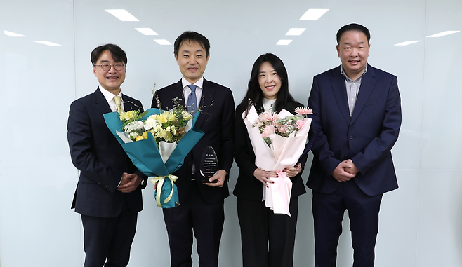 12일 공무원연금공단은 2025년도 국내주식 운용에서 우수한 성과를 거둔 마이다스에셋자산운용에 표창장과 감사패를 전달했다. 왼쪽부터 공무원연금공단 손영진 자금운용단장, 마이다스에셋자산운용 신진호 대표, 김예리 이사, 공무원연금공단 박현상 주식운용팀장. 공무원연금 제공