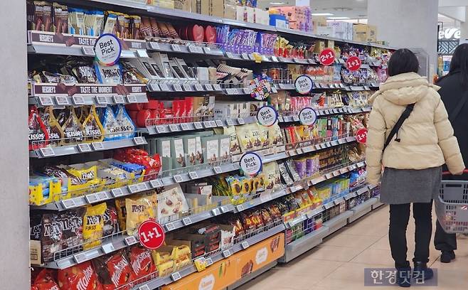 서울의 한 대형마트 초콜릿 매대가 한산한 모습을 보이고 있다. 사진=오세성 한경닷컴 기자