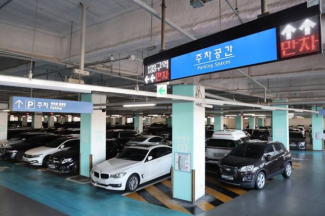 아시아나항공의 제2터미널 이전 등으로 인천국제공항 제2터미널 단기 주차장의 주차난이 이어지고 있는 29일 인천국제공항 제2터미널 단기 주차장에 만차 표시가 되어 있다. 2026.1.29  사진=연합뉴스