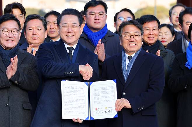 지난달 2일 오전 광주 북구 운정동 국립 5·18 민주묘지에서 강기정 광주시장·김영록 전남지사가 광주·전남 행정통합 선언문을 발표한 뒤 기념사진을 찍고 있다. 연합뉴스