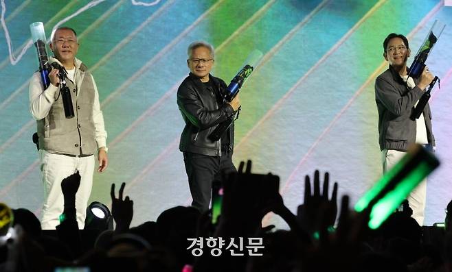 젠슨황 엔비디아 최고경영자(가운데)와 이재용 삼성전자 회장(오른쪽), 정의선 현대차그룹 회장이 지난해 10월 서울 코엑스에서 열린 엔비디아의 그래픽카드(GPU) ‘지포스’ 출시 25주년 행사에서 참가자들에게 선물을 나눠주고 있다. 권도현 기자