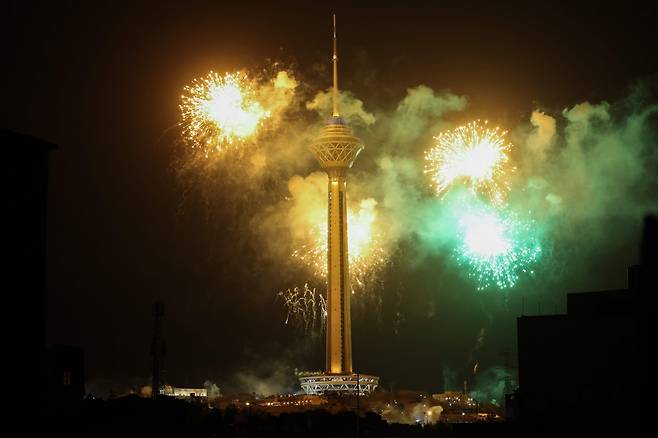 10일(현지시간) 이란 테헤란 밀라드 타워 인근 상공에서 1979년 이슬람 혁명 47주년을 기념하는 불꽃놀이가 펼쳐지고 있다. AFP연합뉴스