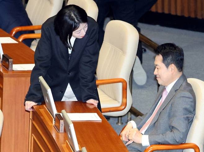 국민의힘&nbsp;장동혁 대표와 서울시당 위원장인 배현진 의원이 지난 9일 국회에서 열린 2월 임시국회 본회의에서 대화하고 있다. 연합뉴스