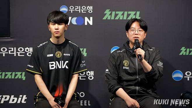 ‘랩터’ 전어진과 박준석 BNK 피어엑스 감독이 12일 서울 종로구 치지직 롤파크 LCK 아레나에서 열린 ‘2026 LCK컵’ 플레이오프 1라운드 DN 수퍼스와의 경기가 끝난 뒤 기자회견에 참석하고 있다. 쿠키뉴스