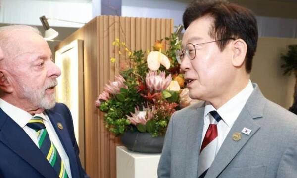 이재명 대통령이 지난해 11월22일(현지시각) 주요 20개국(G20) 정상회의가 열린 남아프리카공화국 요하네스버그 나스렉 엑스포센터에서 루이스 이나시우 룰라 다시우바 브라질 대통령과 환담을 나누고 있다. 연합뉴스