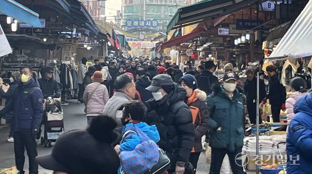 12일 오전 10시께 인천 남동구 모래내전통시장에서 시민들이 설을 앞두고 장을 보고 있다. 노재영기자