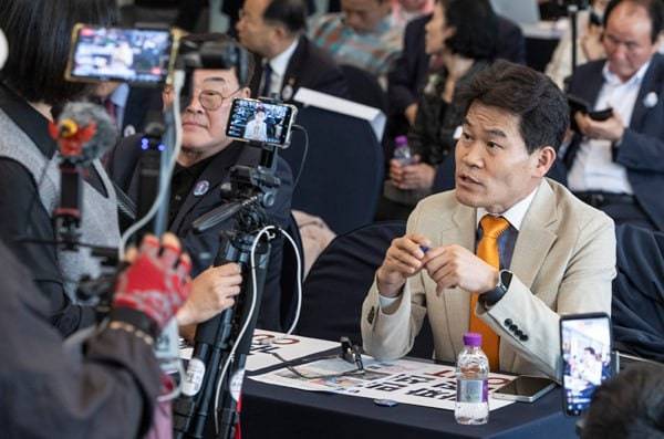 ▲ 지난해 4월 서울 중구 프레스센터에서 열린 '국민이 국민을 지킨다! 국민수사대 출범식'에 참석해 유튜버들과 인터뷰 하는 전한길씨. ⓒ연합뉴스