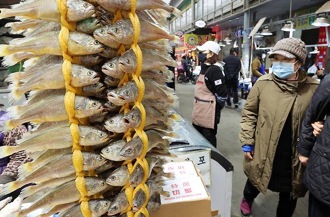 설 명절을 앞둔 9일 광주 북구 말바우시장에서 한 시민이 장을 보고 있다.  연합뉴스