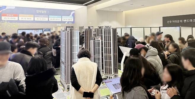 지난해 12월 24일 울산 남구 달동에 개관한 '울산 힐스테이트 선암호수공원' 견본주택에서 많은 사람들이 아파트 모형을 둘러보고 있다.