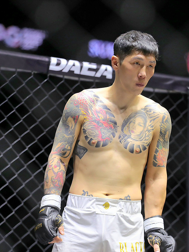 아시아 아마추어복싱선수권대회 은메달리스트 멘겐초오시 난딘예르데네가 2026년 1월 ‘수부타이’라는 별명으로 참가한 인천광역시 영종국제도시 인스파이어 아레나 ‘블랙컴뱃 16’ 종합격투기 라이트급 경기 시작을 기다리고 있다. 사진=랭크파이브 이교덕 기자 제공