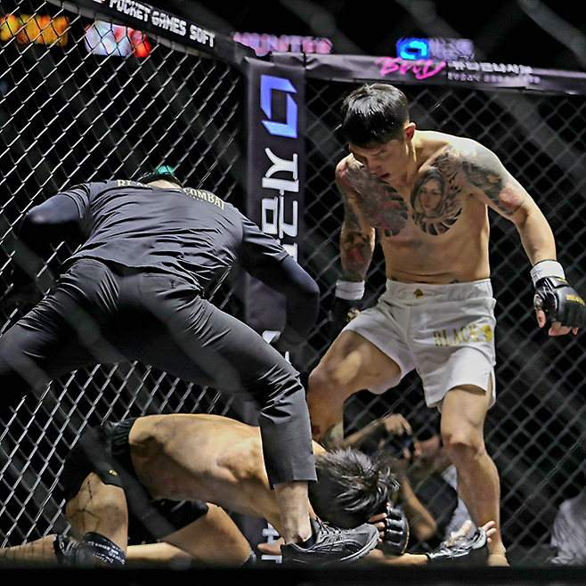 아시아 아마추어복싱선수권대회 은메달리스트 멘겐초오시 난딘예르데네가 2026년 1월 ‘수부타이’라는 별명으로 참가한 인천광역시 영종국제도시 인스파이어 아레나 ‘블랙컴뱃 16’ 종합격투기 라이트급 시합에서 ‘헌터’ 박종헌을 TKO 시키자 주심이 말리고 있다. 사진=랭크파이브 이교덕 기자 제공