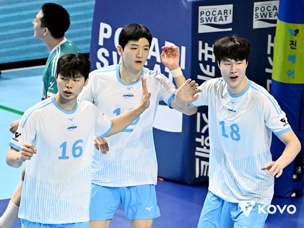헤난 감독은 정한용(맨 왼쪽)과 정지석(가운데)이 팀의 주전 아웃사이드 히터임을 분명히 했다. 사진 제공= KOVO