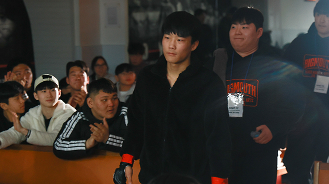 2023·2024년 18세 이하 인천광역시 주짓수 대표 신승민이 2026년 1월 경기도 김포시 종합격투기 프로대회 GOAT FC DESTINY 001에 입장하고 있다. 사진=랭크파이브 정성욱 기자 제공