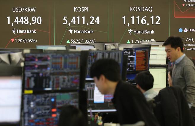 12일 오전 서울 중구 하나은행 딜링룸에서 딜러들이 금융상품을 거래하고 있다./사진=뉴시스 /사진=