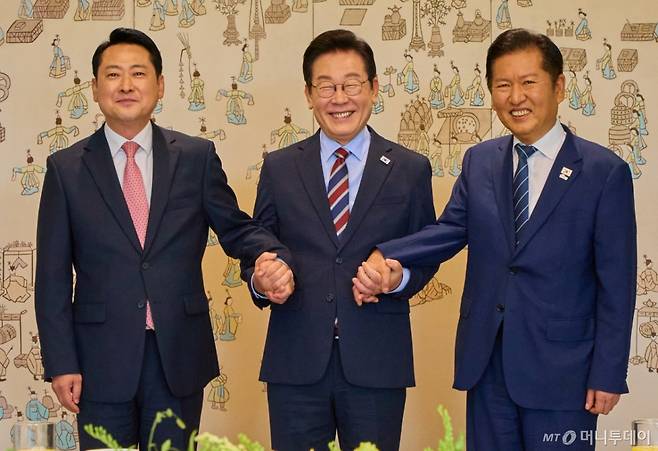 이재명 대통령이 8일 서울 용산 대통령실 청사에서 열린 여야 지도부 오찬 회동에서 정청래 더불어민주당 대표, 장동혁 국민의힘 대표와 기념촬영을 하고 있다./사진=뉴스1