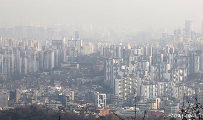 [서울=뉴시스] 배훈식 기자 = 5일 오후 서울 용산구 남산 전망대에서 바라본 서울 도심 아파트가 희뿌연 대기에 갖혀 있다.  2026.02.05.