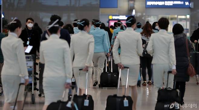 2020년 1월 30일 오전 인천국제공항 2터미널에서 대한항공 승무원들이 업무를 보고 있다./사진= 이기범 기자