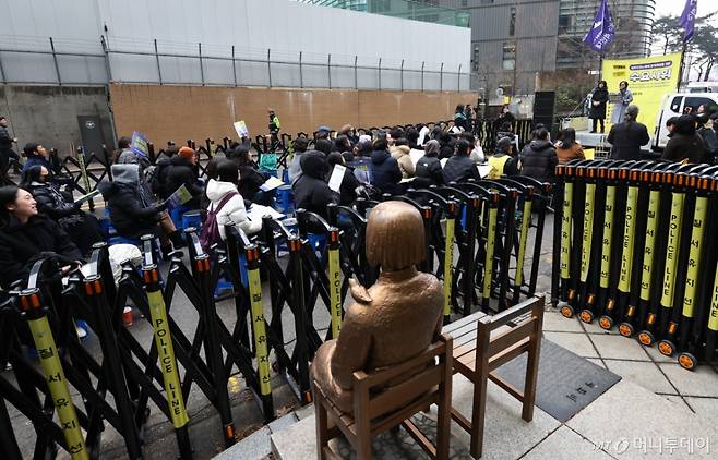 [서울=뉴시스] 최진석 기자 = 11일 서울 종로구 주한일본대사관 앞 평화의 소녀상 인근에서 일본군성노예제 문제해결을 위한 수요시위가 열리고 있다. 2026.02.11. myjs@newsis.com /사진=최진석