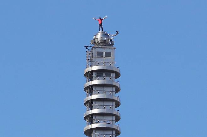 미국의 암벽 등반가 알렉스 호놀드가 지난 1월25일 대만 타이베이의 초고층 빌딩 타이베이 101을 안전장비 없이 등반하는 데 성공했다. 호놀드가 건물 꼭대기에 서있는 모습. /타이베이=AP뉴시스