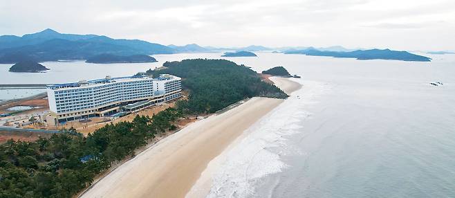 전남 신안 자은도의 씨원리조트. 밀가루처럼 고운 입자의 모래가 펼쳐진 드넓은 백길해변을 마치 프라이빗 비치처럼 두르고 있다. 입지 좋기로 손꼽히는 해변리조트다.