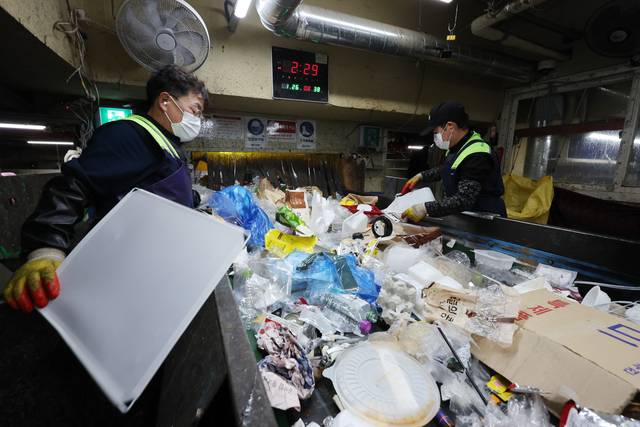 지난달 26일 서울 도봉구 재활용 선별장 대형동 선별동에서 직원들이 선별 작업을 하고 있다. 이날 서울시는 생활폐기물 직매립 금지 시행에 대응해 ‘생활폐기물 다이어트 천만 시민 실천 프로젝트’를 추진한다고 발표했다. 연합뉴스