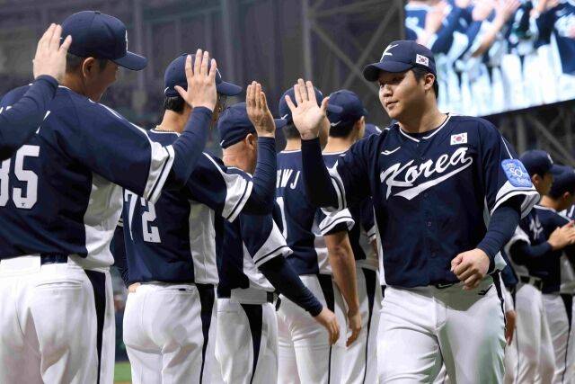 신한은행 SOL 로고가 박힌 유니폼을 입은 대표팀 선수들./KBO