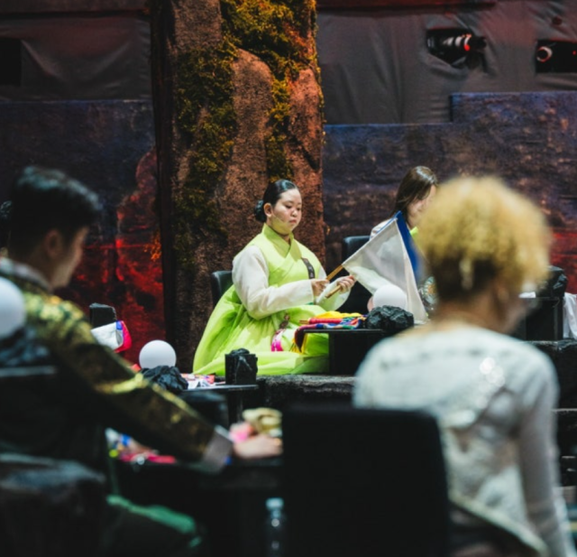 과거 가수 MC몽의 앞날을 예견해 대중을 놀라게 했던 '아기무당' 이소빈이 성인이 된 모습으로 방송에 복귀해 또 한 번 화제의 중심에 섰다./ 디즈니+ '운명전쟁49'